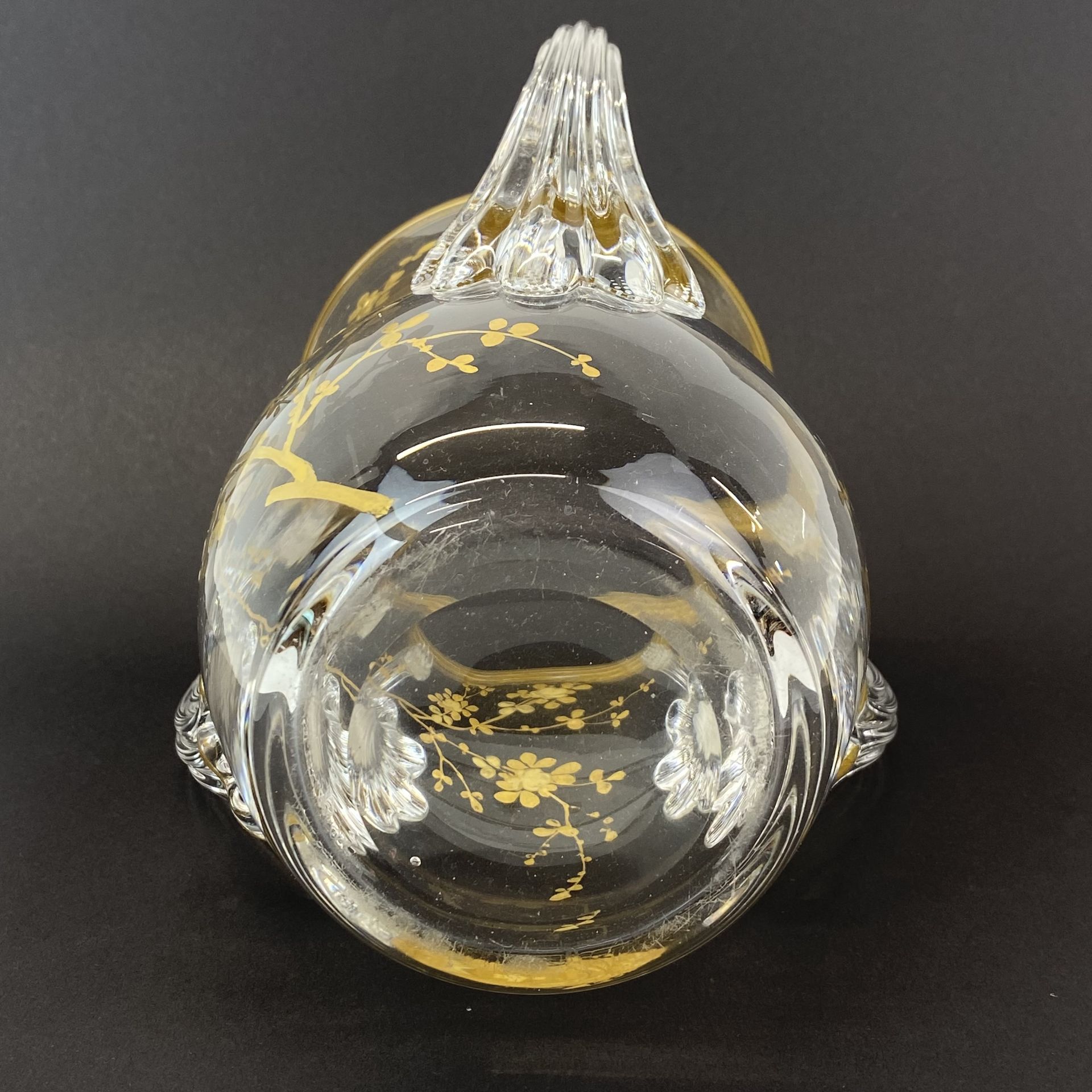 A fine hand gilded three handled crystal vase, H. 18cm. - Image 2 of 2
