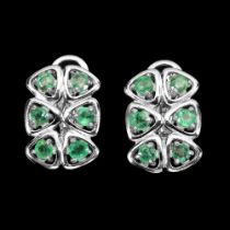 A pair of 925 silver earrings set with emeralds, L. 1.7cm.