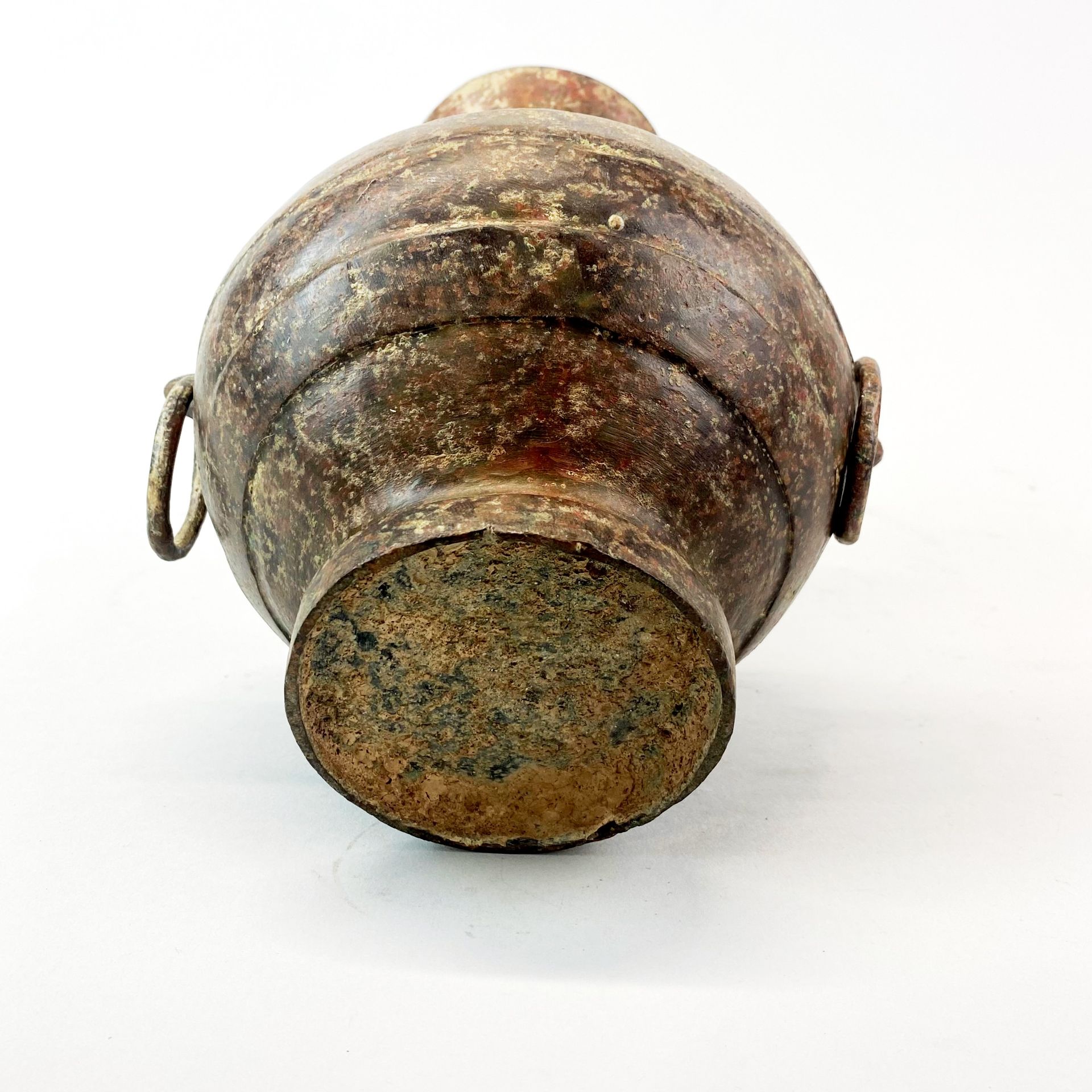 A Chinese archaic form bronze vase with ring handles, H. 23cm. - Image 3 of 3