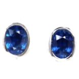 A pair of 925 silver stud earrings set with oval cut sapphires, L. 1cm.