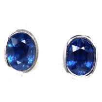 A pair of 925 silver stud earrings set with oval cut sapphires, L. 1cm.