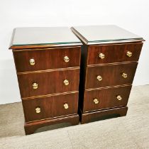 A pair of mahogany bedside cabinets with plate glass tops, 77 x 47 x 47cm.