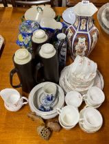 A quantity of mixed porcelain and china items.