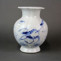 Chinese hand painted porcelain vase, H. 19cm.