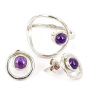 A pair of 925 silver earrings and matching ring set with cabochon cut amethysts, Dia. 1.2cm and