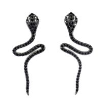 A pair of 925 silver snake shaped earrings set with black spinels, L. 3.6cm.