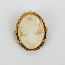 An 18ct yellow gold mounted cameo pendant/brooch, L. 3cm.