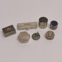 A group of small silver and other items.
