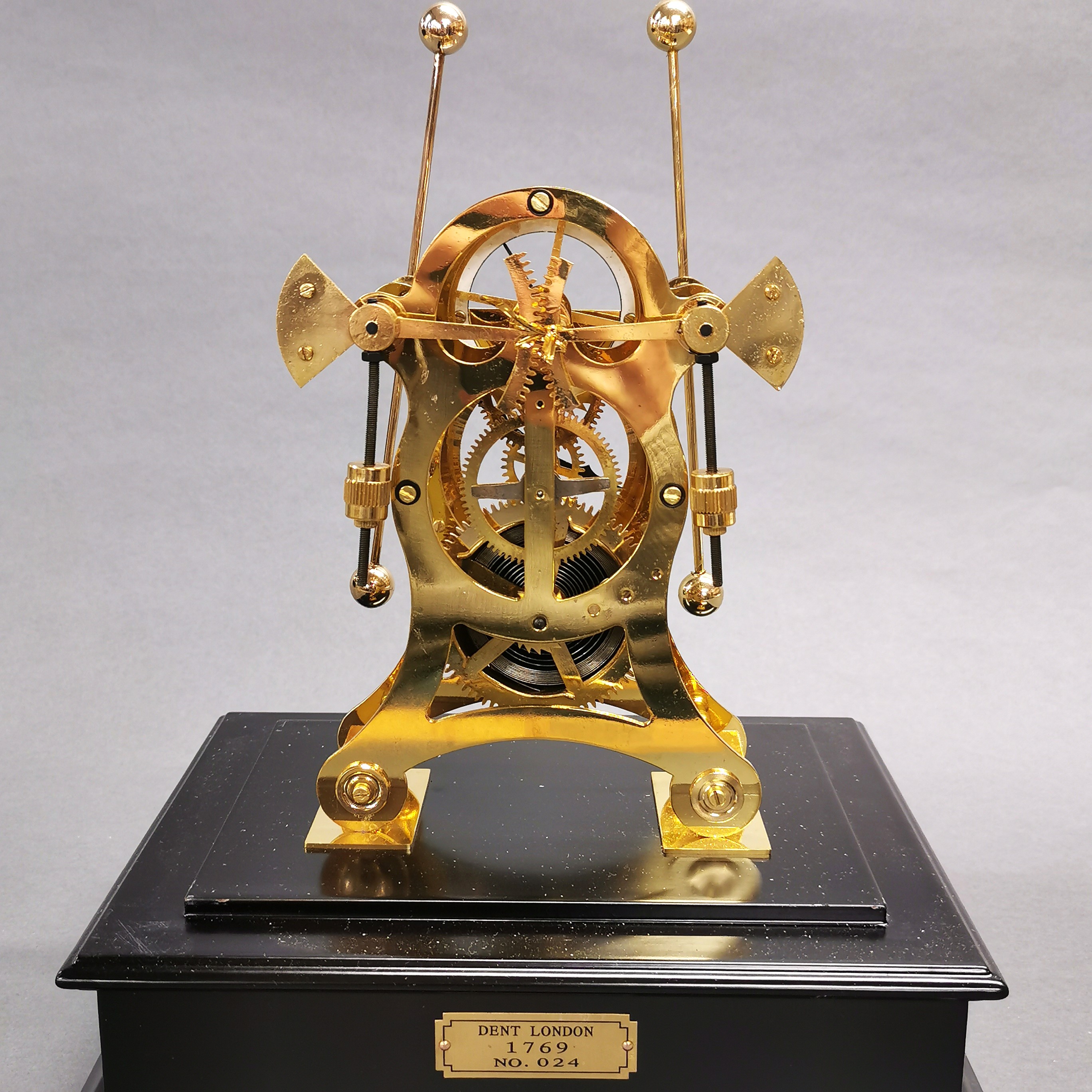 A brass and glass cased grasshopper clock. Case size 24 x 20 x 14cm. - Image 3 of 3