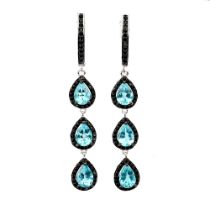 A pair of 925 silver drop earrings set with pear cut apatites and black spinels, L. 5.5cm.