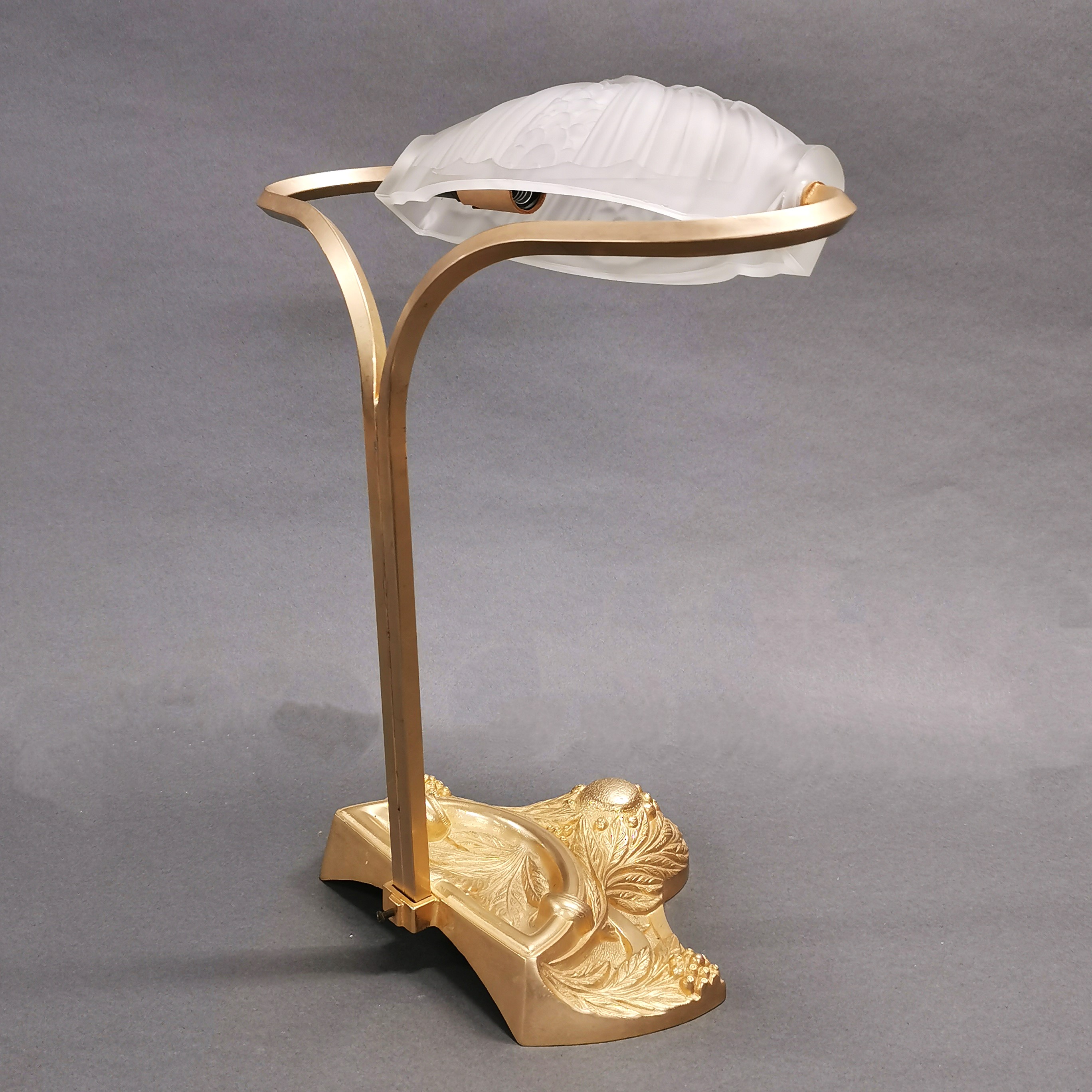 A frosted glass and gilt metal French desk lamp with relief decoration, H. 34cm. - Image 2 of 2