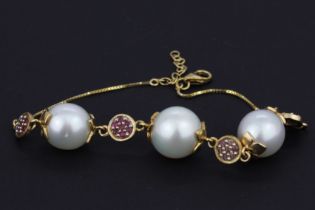 A hallmarked 9ct yellow gold bracelet set with cultured pearls and rubies, L. 20cm.