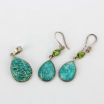 A pair of 925 silver drop earrings set with peridot and amazonite, L. 4.5cm, together with a similar