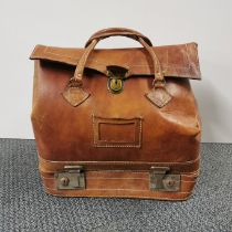 A vintage leather travelling bag, 38 x 26 x 37cm.