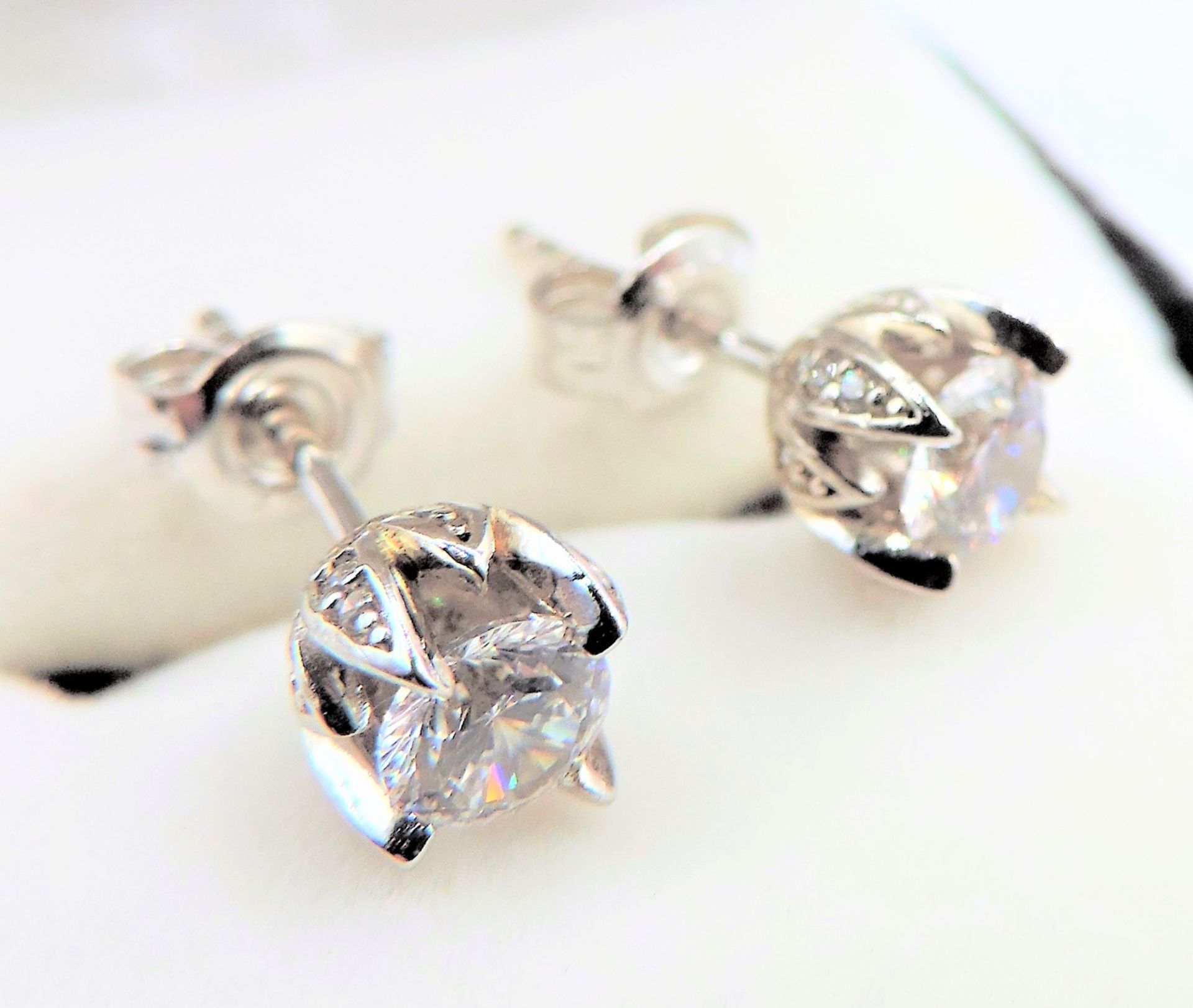 Sterling Silver Moissanite Stud Earrings New with Gift Pouch. A gorgeous pair of stud earrings in a - Image 3 of 3