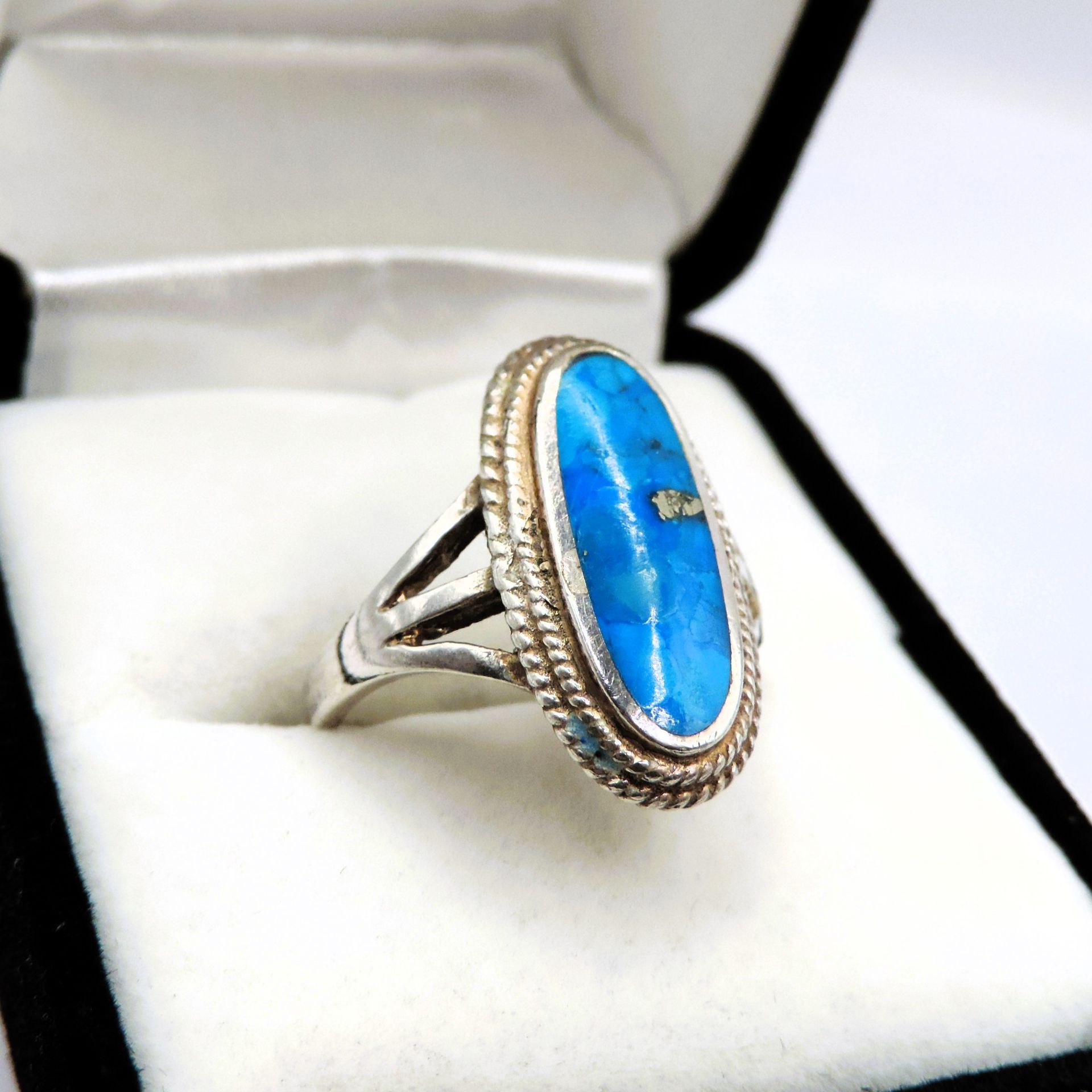 Artisan Sterling Silver Apatite Gemstone Ring. A fine quality Sterling silver ring set with an Apati - Image 2 of 3