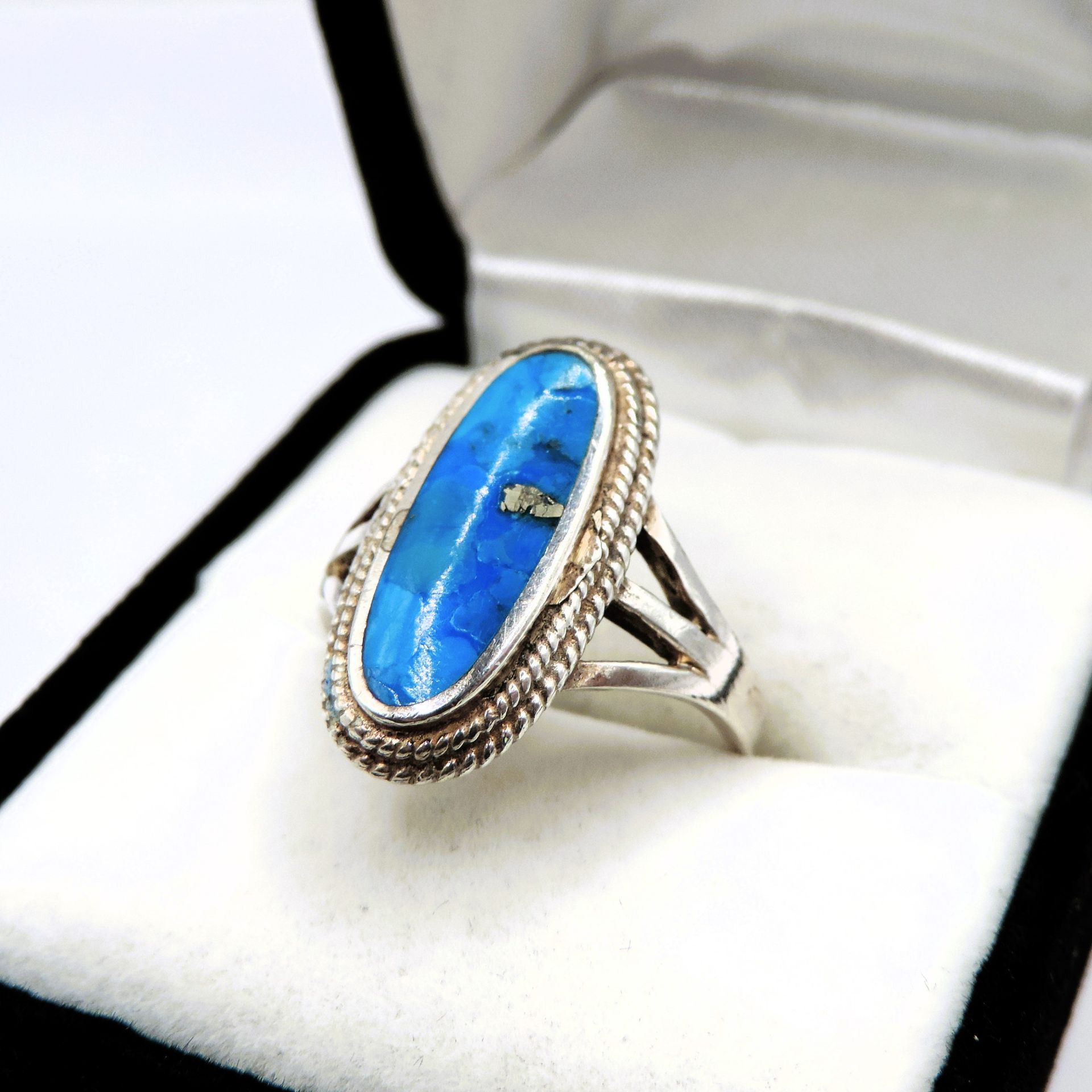 Artisan Sterling Silver Apatite Gemstone Ring. A fine quality Sterling silver ring set with an Apati - Image 3 of 3