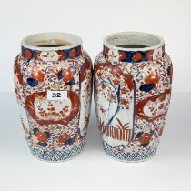 A pair of 19th/early 20th C. Japanese Imari vases, H. 24cm.