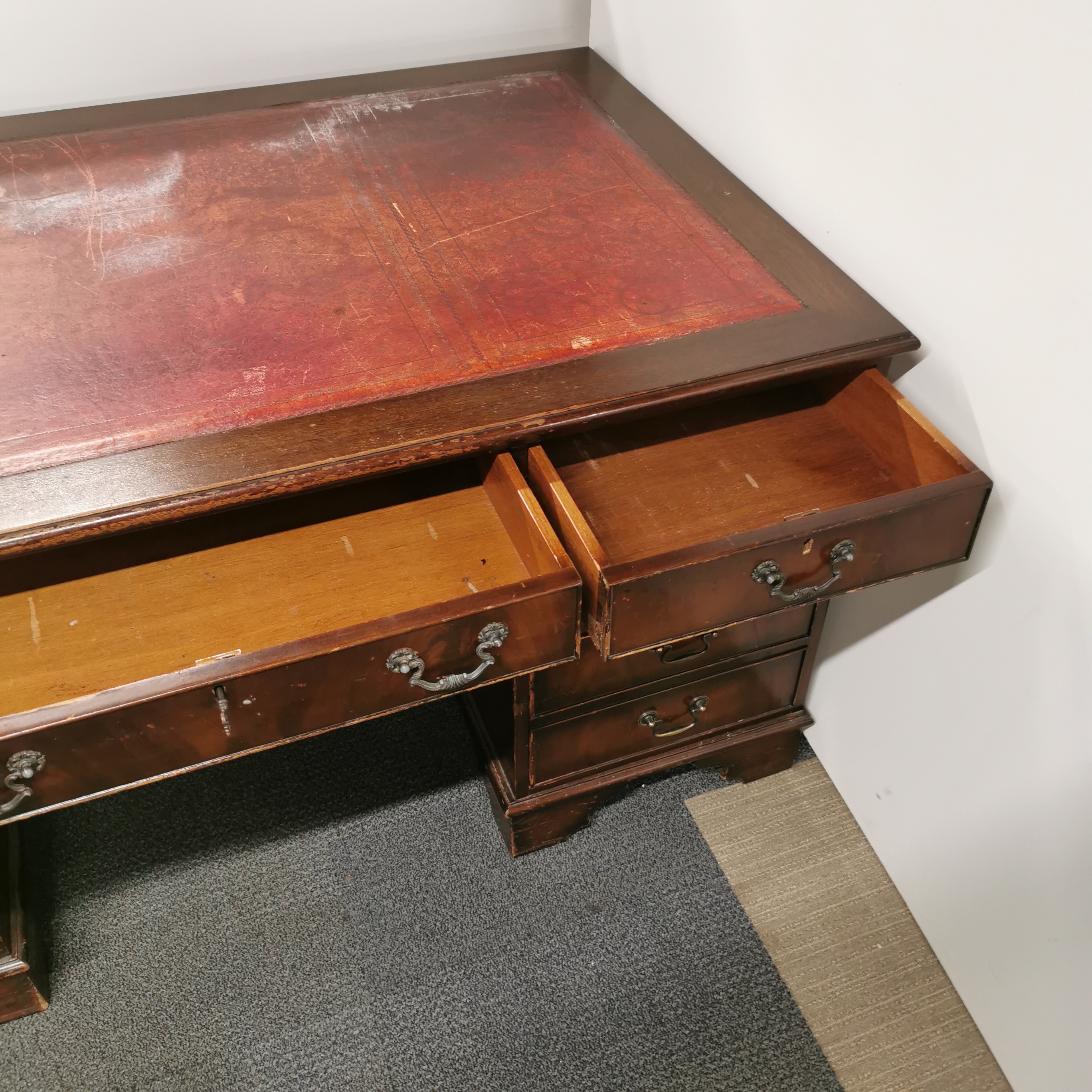 A mahogany eight drawer leather topped, knee hole desk, 155 x 90 x 77cm. - Image 4 of 4