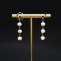 A pair of 925 silver drop earrings set with pearls, L. 2.5cm.