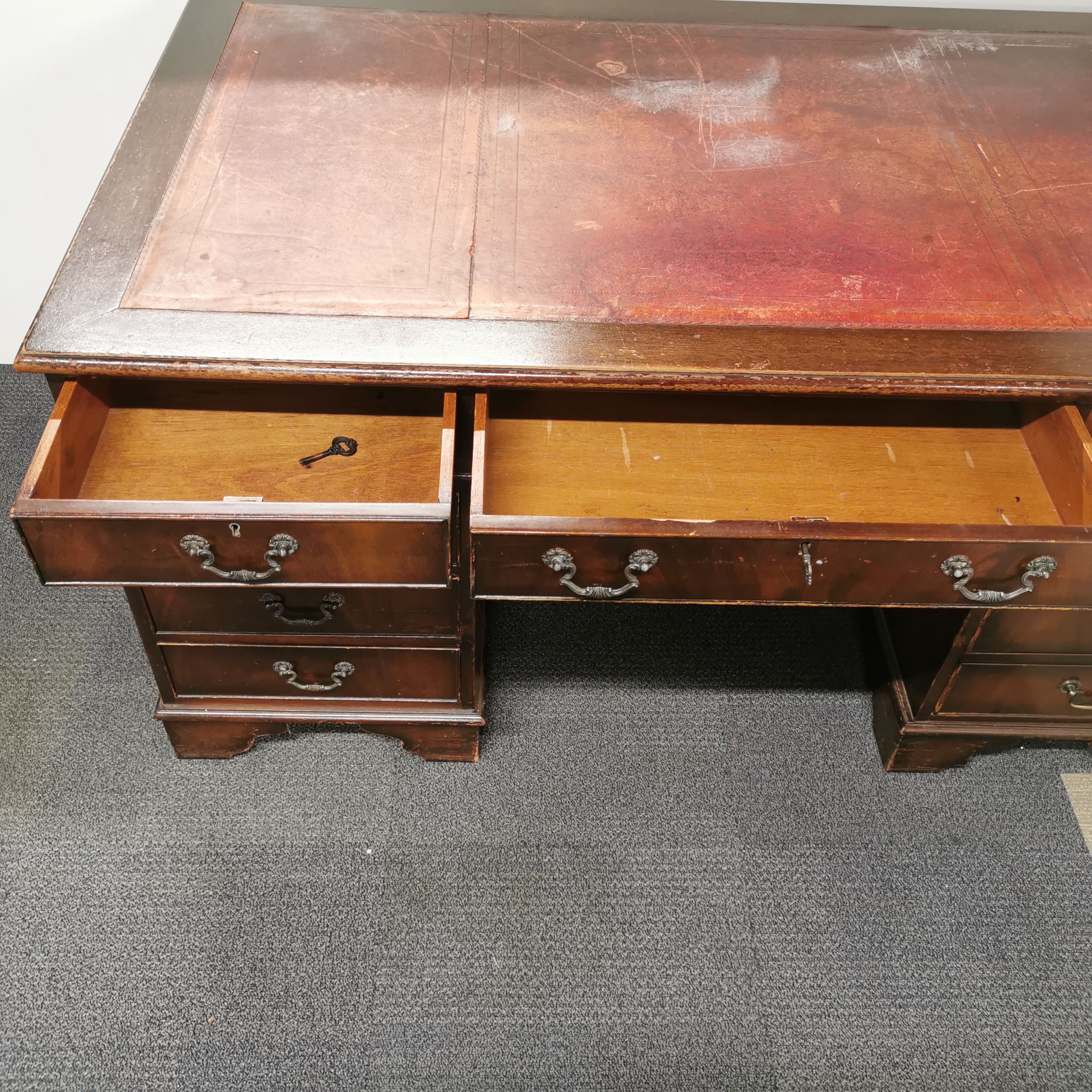 A mahogany eight drawer leather topped, knee hole desk, 155 x 90 x 77cm. - Image 3 of 4