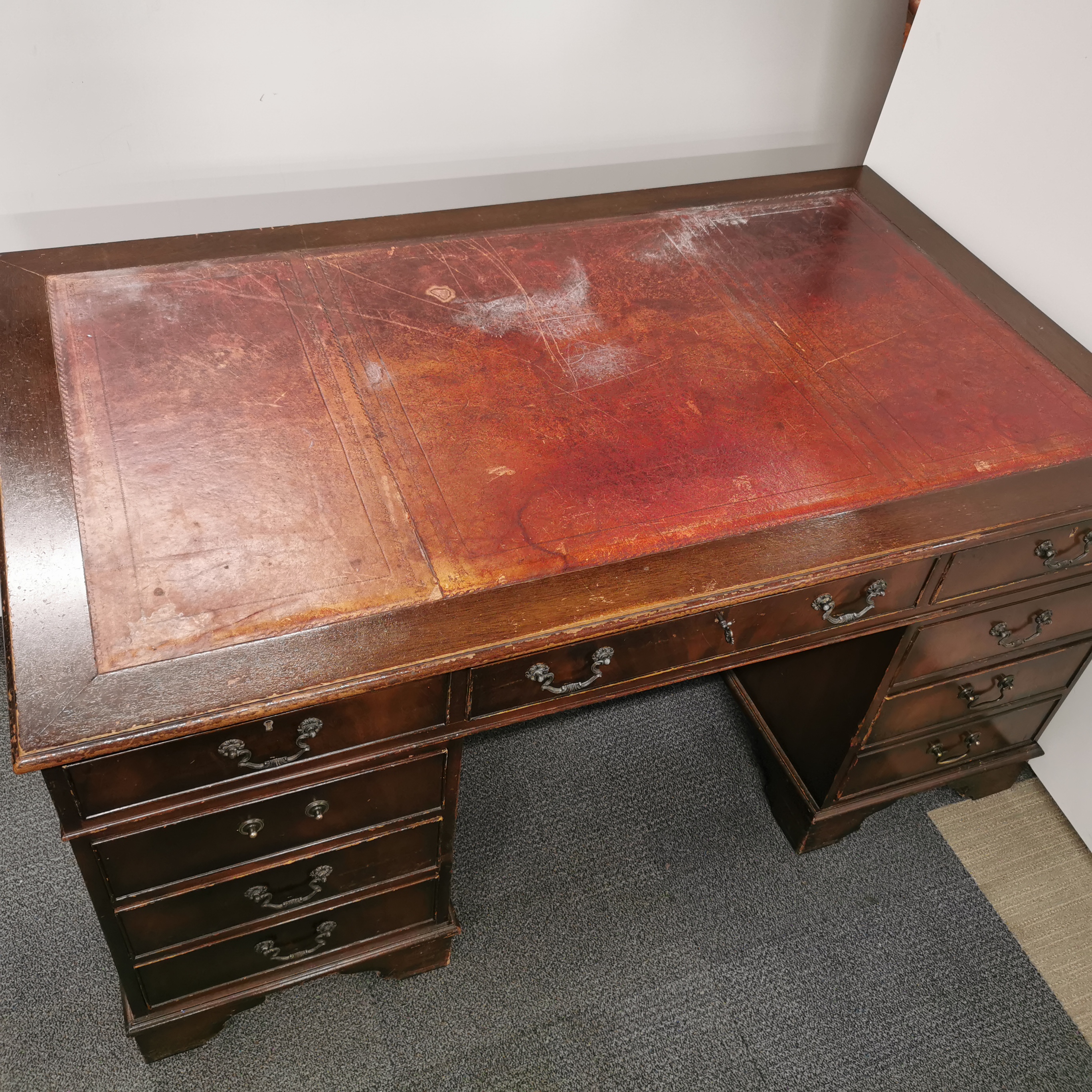 A mahogany eight drawer leather topped, knee hole desk, 155 x 90 x 77cm. - Image 2 of 4