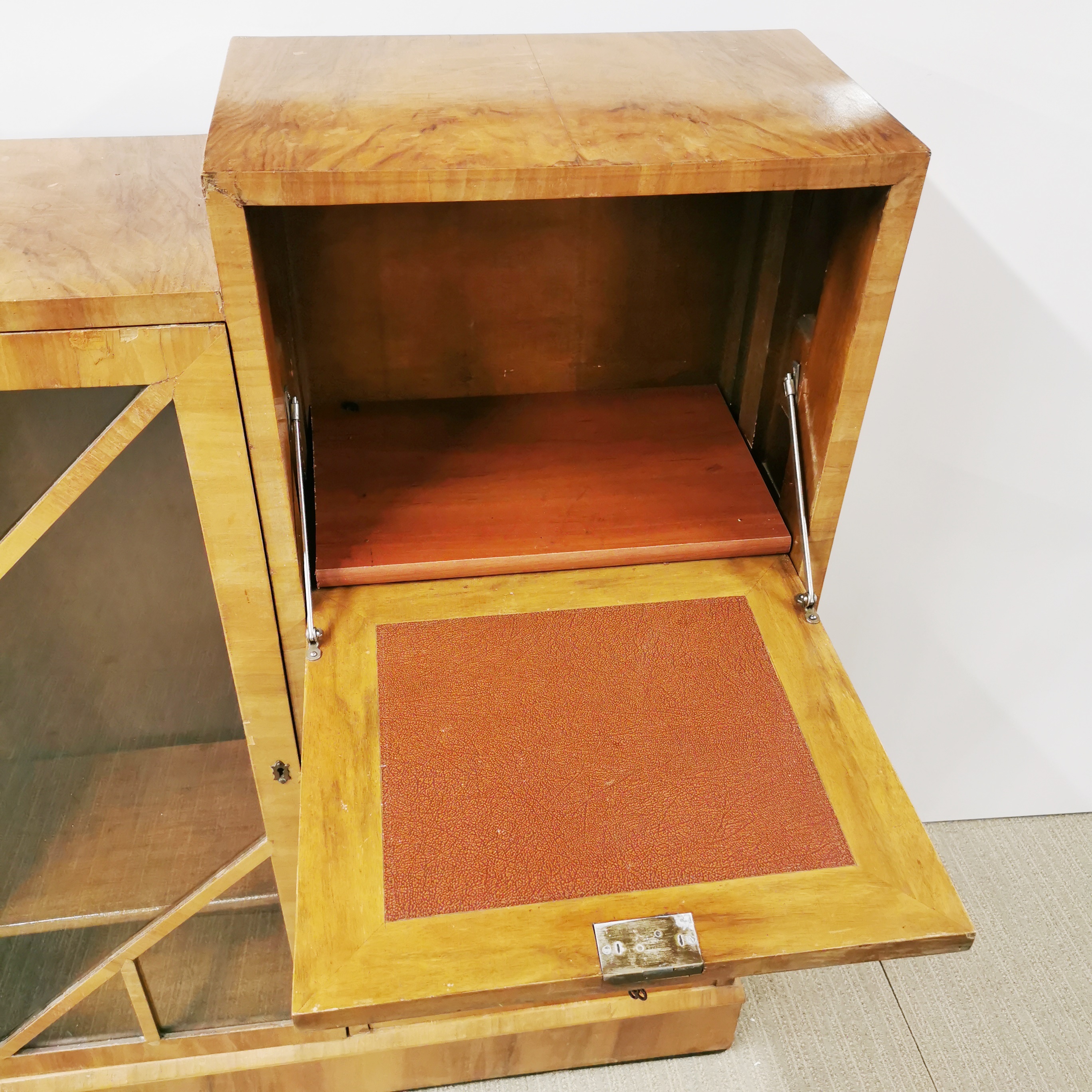 An Art Deco oak and glass display cabinet with two cupboard doors with interesting handles, 170 x 93 - Image 10 of 11