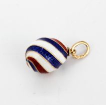 A Russian 14ct gold and enamelled egg pendant, L. 2.5cm.