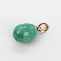 A Russian 14ct gold and enamelled egg pendant, L. 2.5cm.