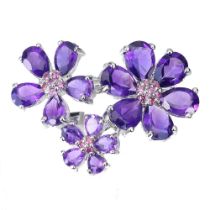 A 925 silver flower shaped ring set with oval cut amethysts and rhodolite garnets, (N.5).