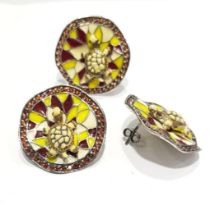 A pair of 925 silver turtle shaped enamelled earrings set with garnets, Dia. 2cm, together with