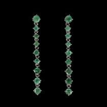 A pair of 925 silver long drop earrings set with round cut emeralds, L. 4cm.