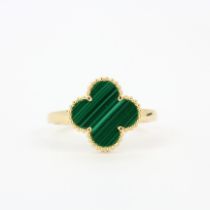 An 18ct yellow gold malachite set ring, Dia. 1.3cm, (O).