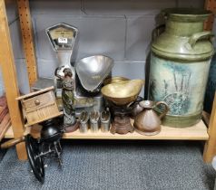 A quantity of kitchenalia.