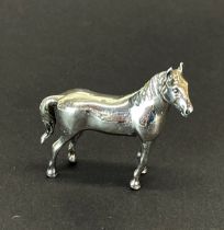 A 925 silver model of a horse, H. 4cm.
