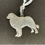 A 925 silver pendant of a Pyrenean Mountain Dog, L. 2.4cm.