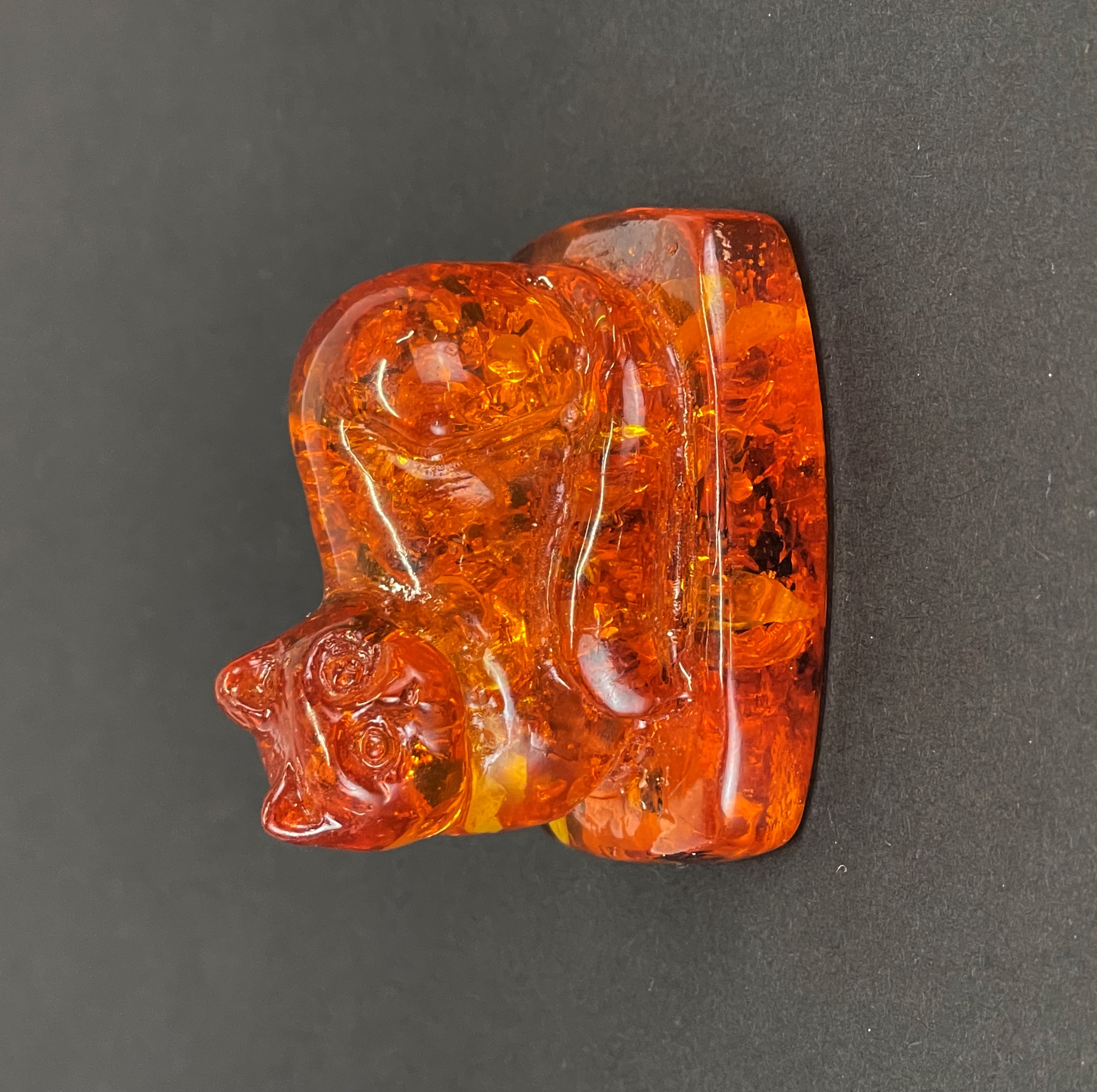 A reconstituted amber model of a cat, L. 4.5cm.