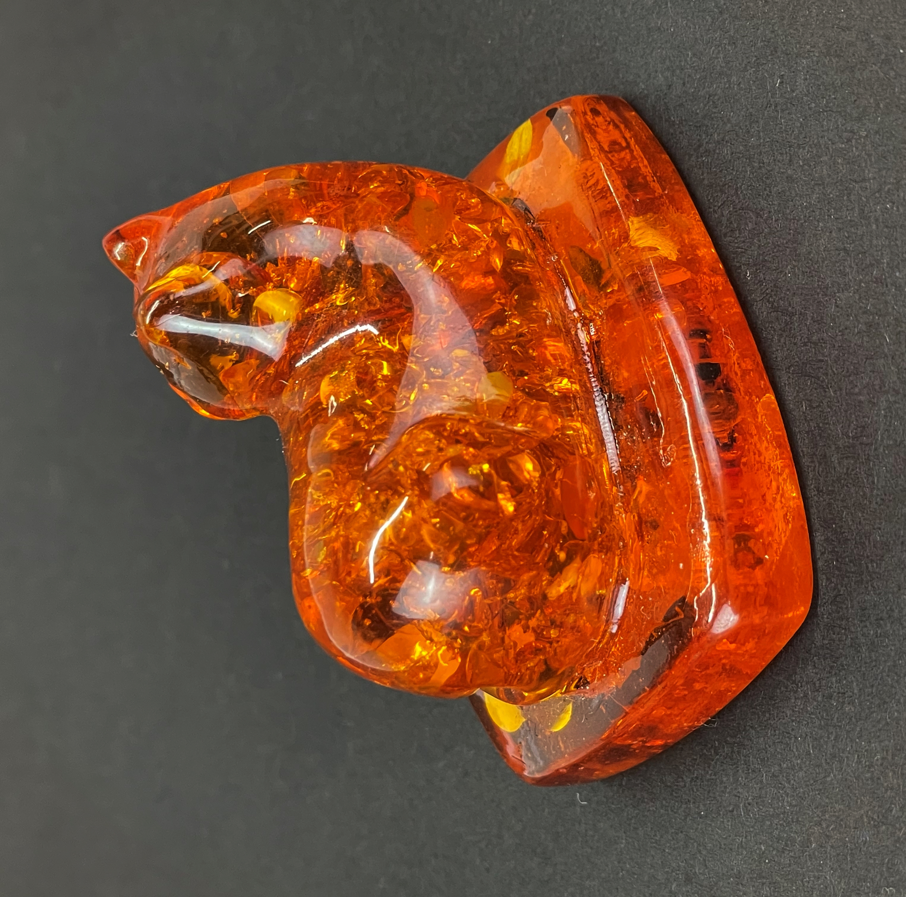 A reconstituted amber model of a cat, L. 4.5cm. - Image 3 of 3