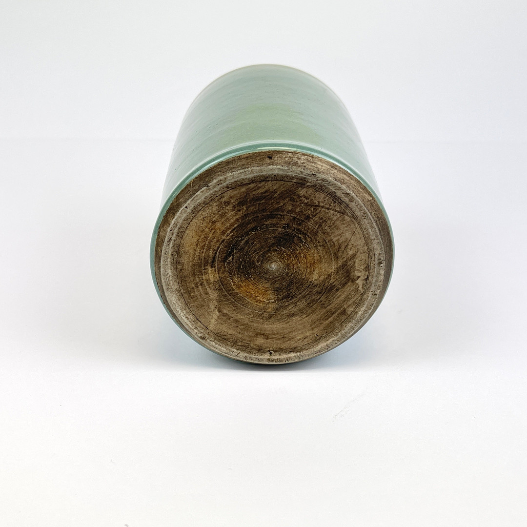 A Chinese celadon glazed porcelain brush pot, H. 15cm. Dia. 10.9cm. - Bild 3 aus 3