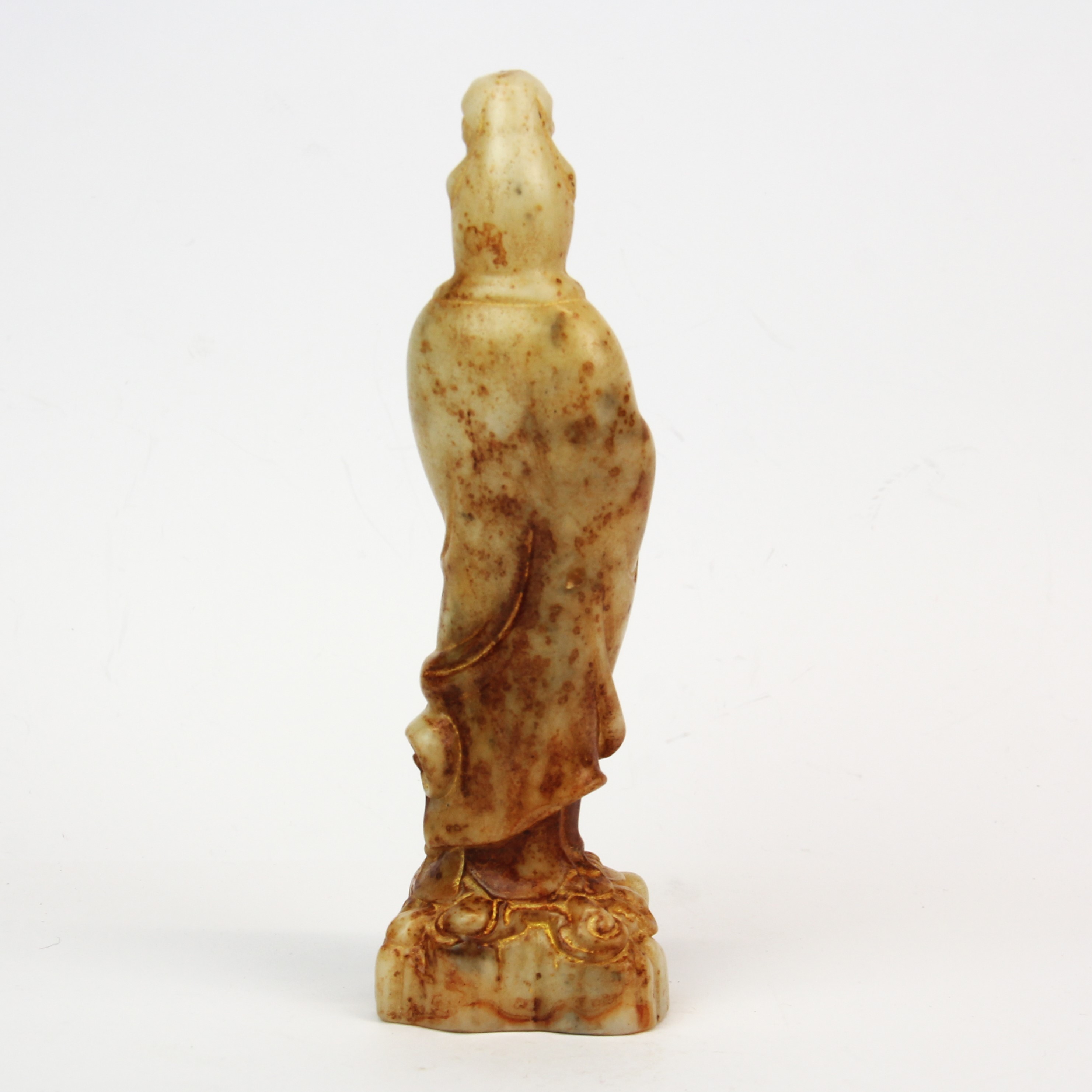 A Chinese celadon and russet jade figure of the goddess Guanyin. H. 18 cms - Bild 2 aus 2