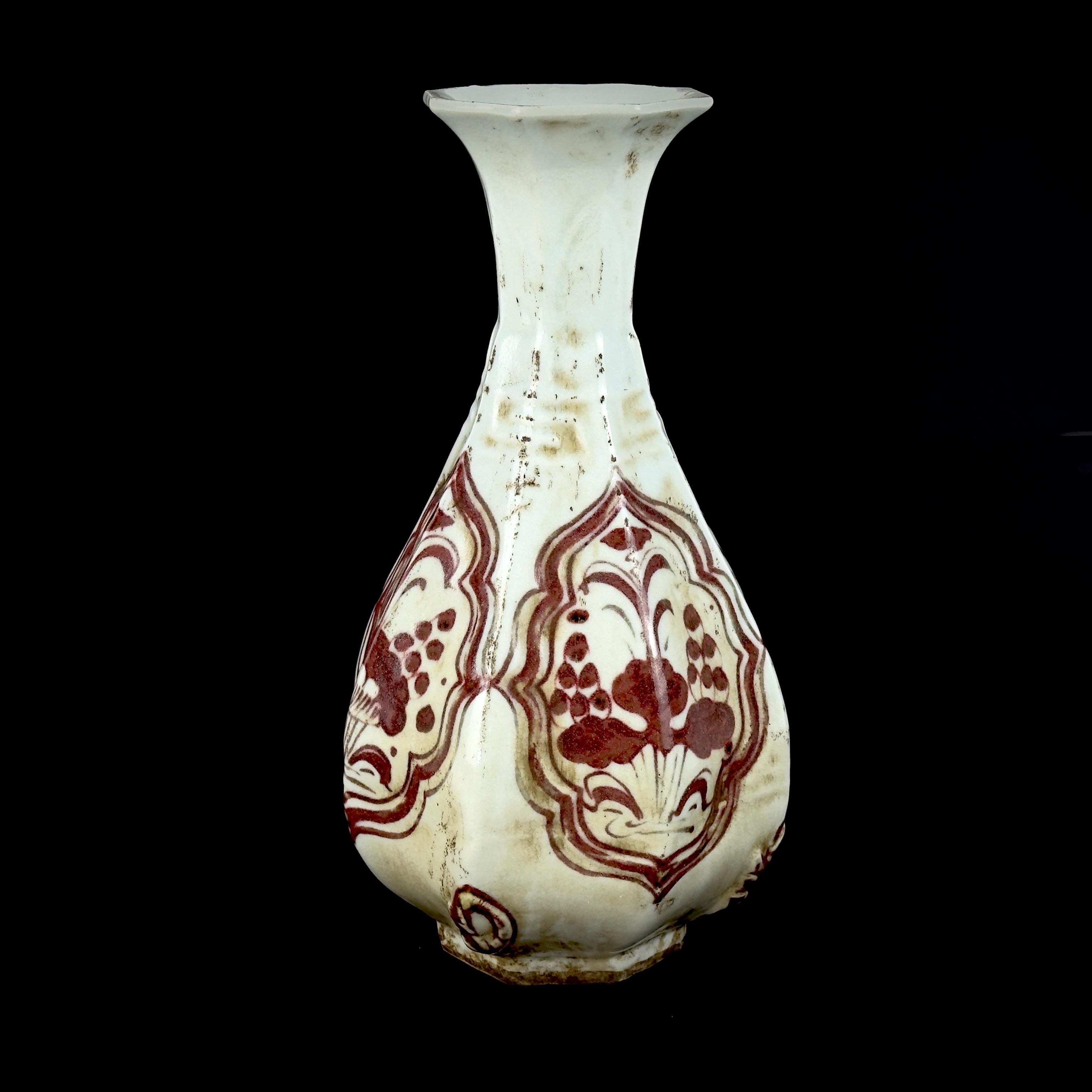 A Chinese hexagonal porcelain vase with under-glaze iron red decoration, H. 24cm. - Bild 2 aus 4