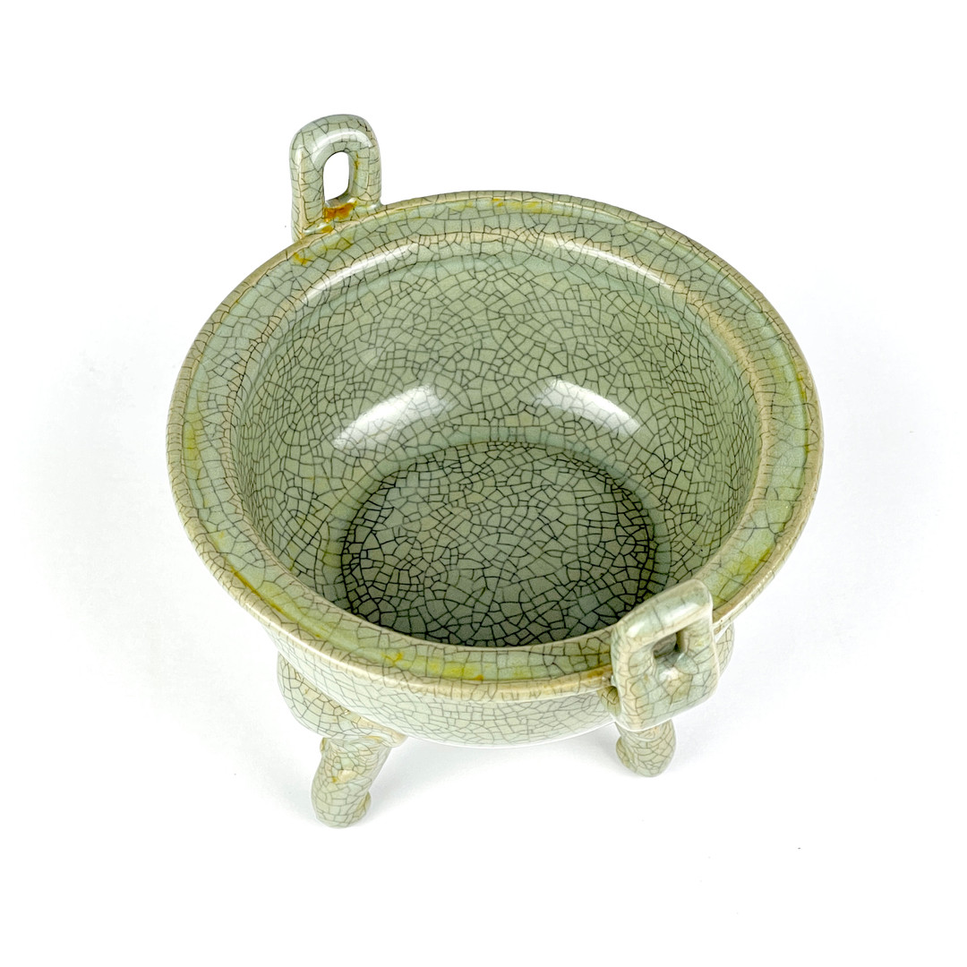A Chinese celadon crackle glazed censer. H. 10cm, Dia. 11cm. - Bild 4 aus 5