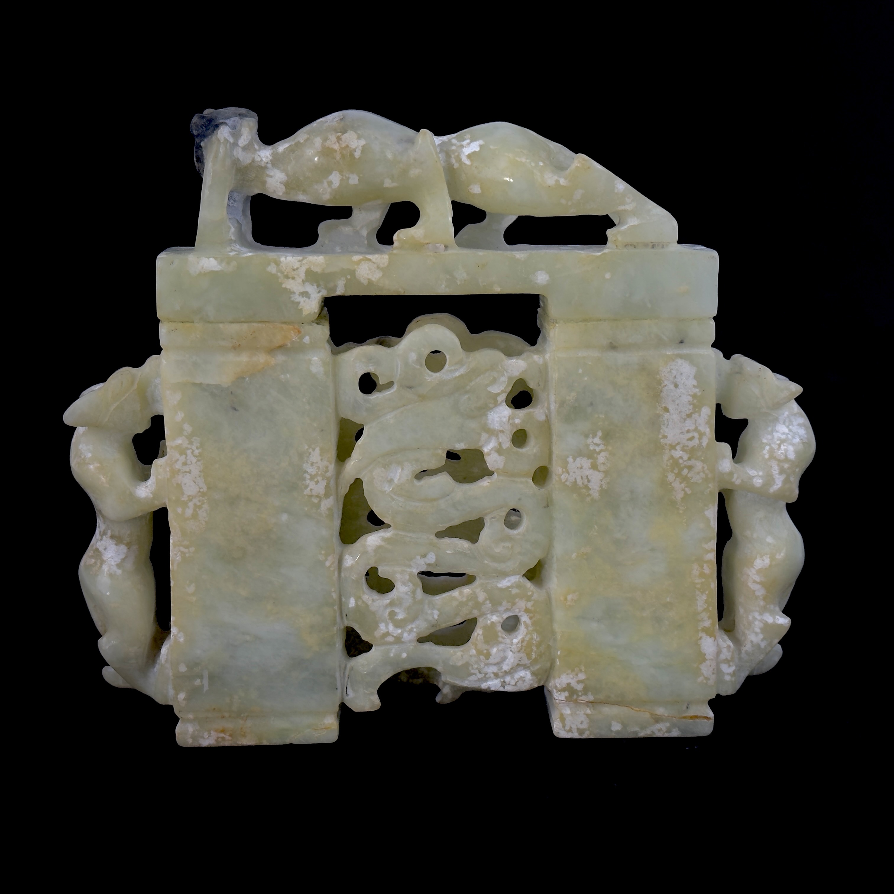 A Chinese carved jade model of a gateway surmounted with dragons, H. 15cm, W. 17cm. - Bild 3 aus 4