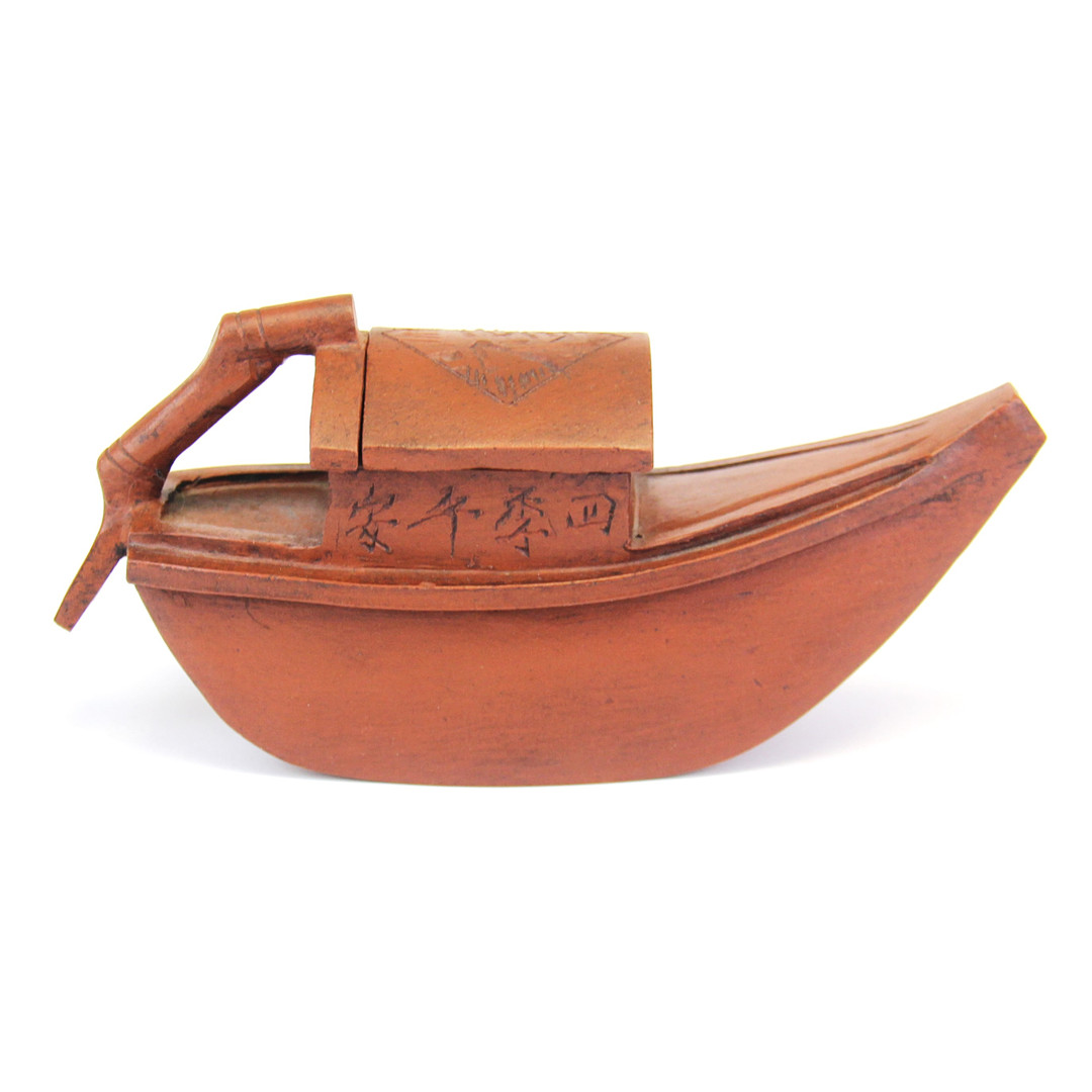 A Chinese Yixing terracotta sampan teapot, L. 16cm. - Bild 3 aus 5