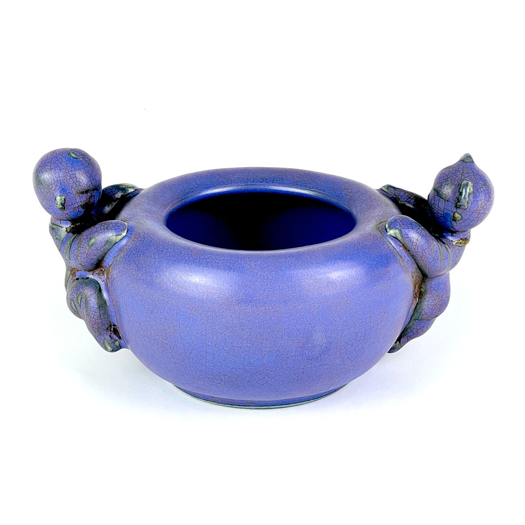 A Chinese lavender crackle glazed bowl with the little schoolers on sides. H. 9cm, W. 17cm. - Bild 3 aus 4
