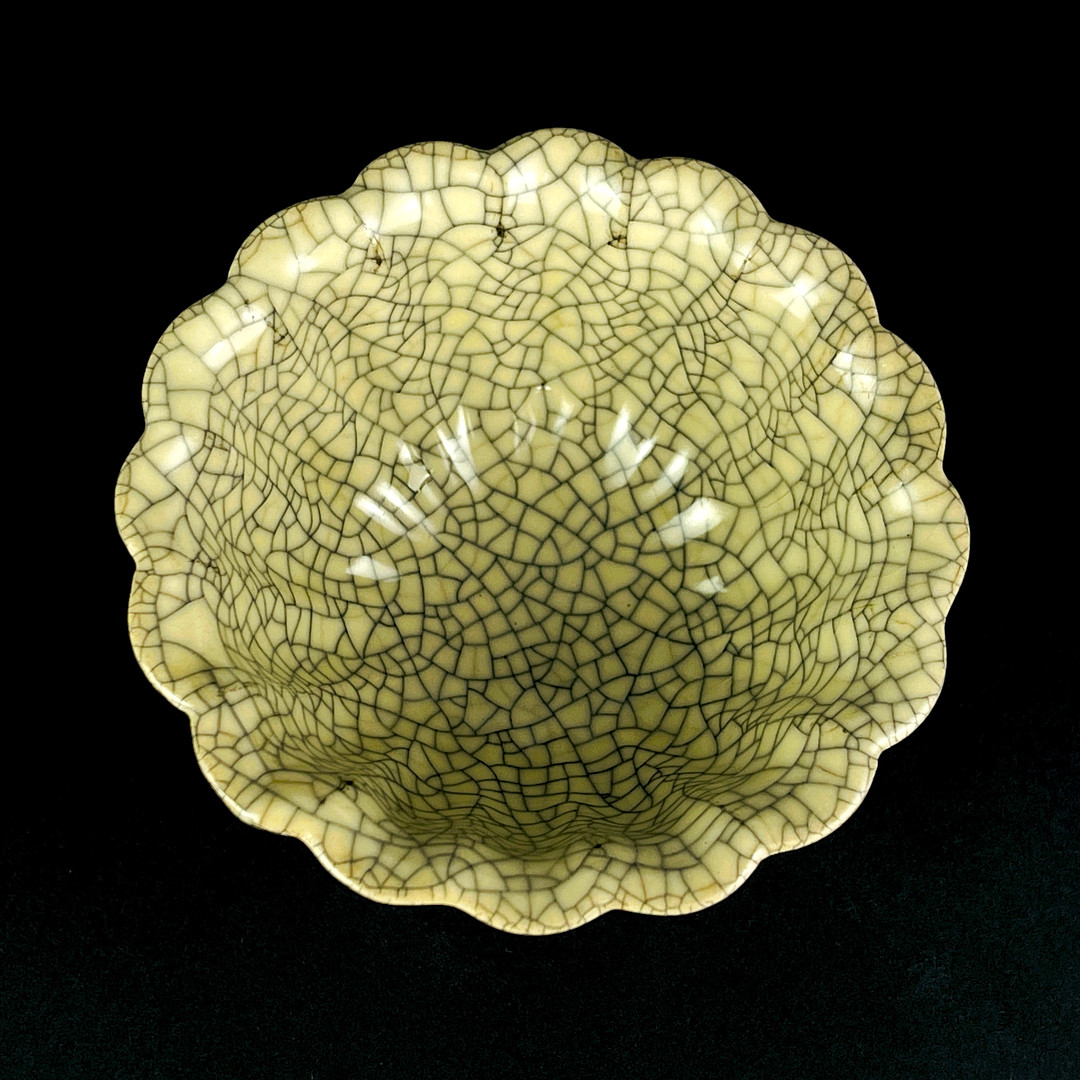 A Chinese crackle glazed lotus shape bowl. H. 5cm, Dia. 9cm. - Bild 3 aus 3