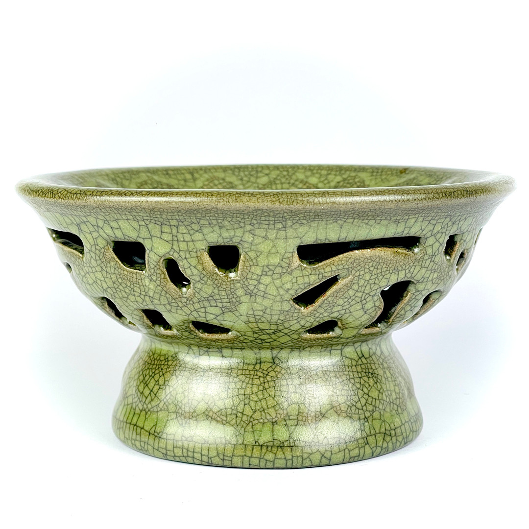 A Chinese crackle glazed raised dish, Dia. 15cm. H. 8cm.