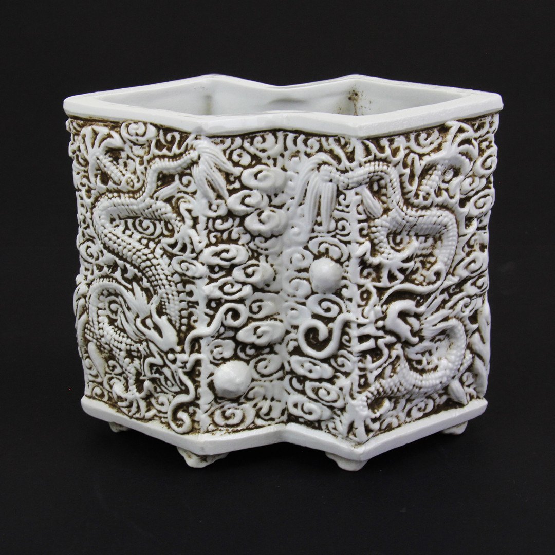 A Chinese relief decorated porcelain brush pot, H. 13.1cm. - Bild 2 aus 4