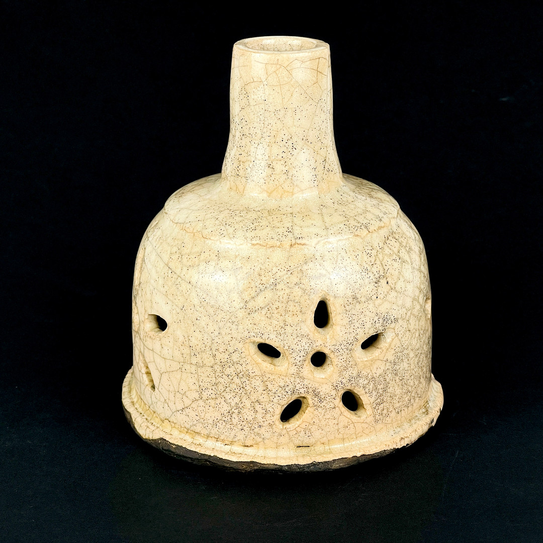 A Chinese crackle glazed pottery conical vessel, H. 13cm. - Bild 3 aus 4