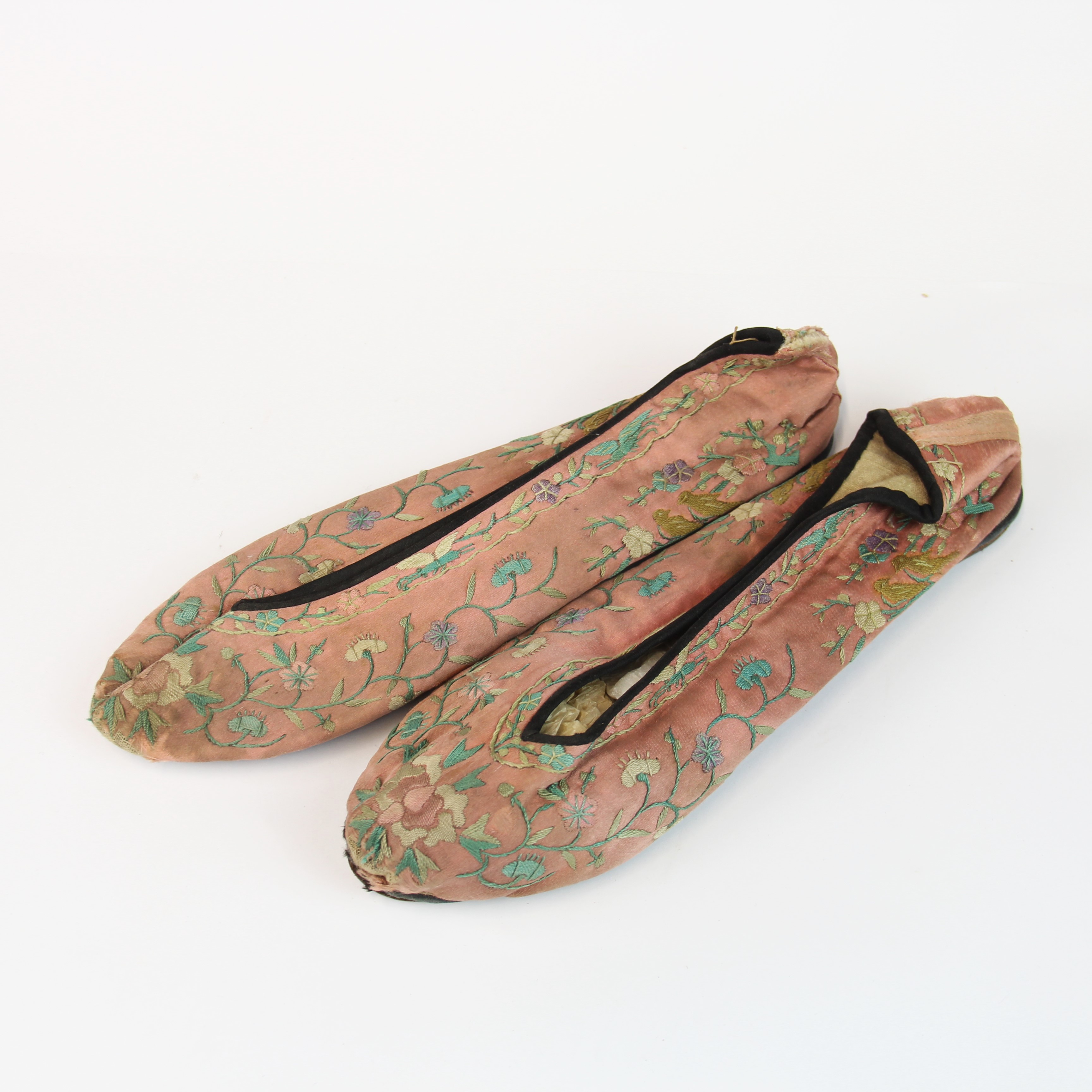 Two pairs of old Chinese embroidered silk ladies shoes, L. 24cm. - Bild 2 aus 3